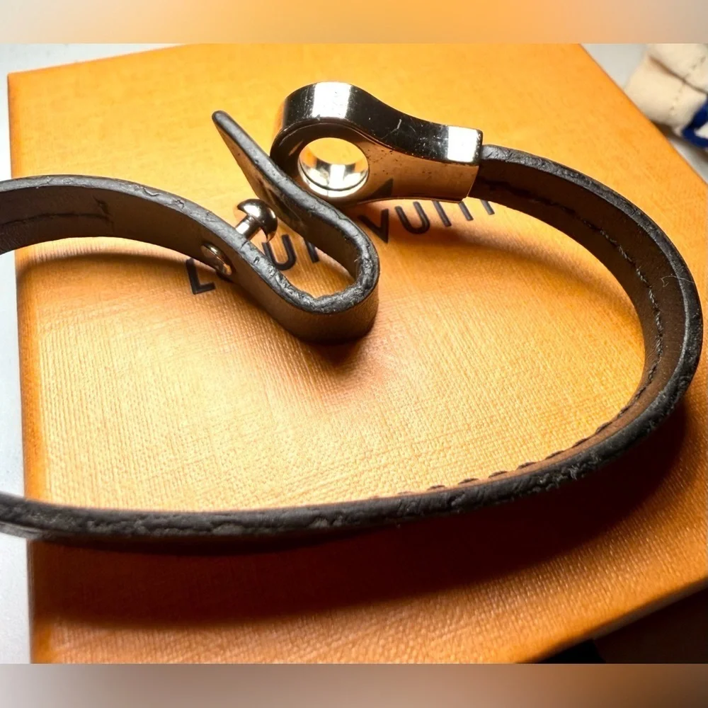 Authentic Louis Vuitton Monogram M6290 Bracelet – Black Leather W/Box & Dust Bag
